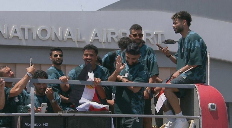 لقطات توثق احتفاء الجماهير بلاعبي منتخب مصر في &laquo;ريفيرا المتوسط&raquo; - صورة 1