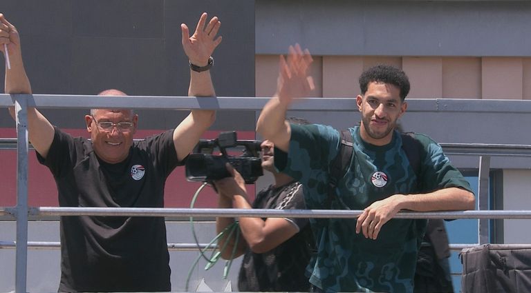 لقطات توثق احتفاء الجماهير بلاعبي منتخب مصر في &laquo;ريفيرا المتوسط&raquo; - صورة 2