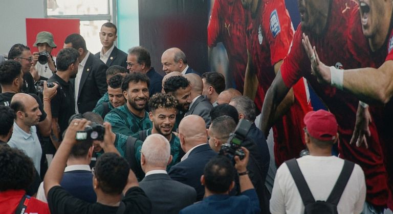 لقطات توثق احتفاء الجماهير بلاعبي منتخب مصر في &laquo;ريفيرا المتوسط&raquo; - صورة 3