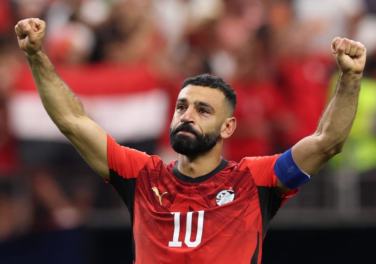 حقيقة تناول محمد صلاح مشروبا كحوليا في احتفال منتخب مصر بالعلمين - صورة 1