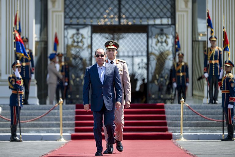 محمد بن زايد يصل إلى العلمين في زيارة أخوية.. ويبحث مع السيسي تعزيز تعاون البلدين - صورة 1