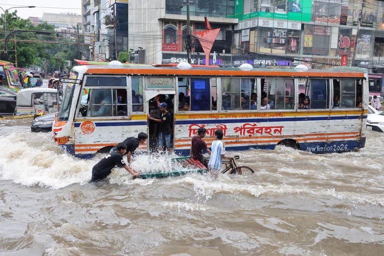 51 قتيلا وتضرر أكثر من مليون شخص جراء فيضانات بنغلاديش - صورة 1