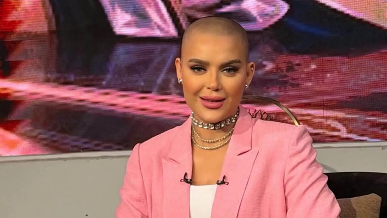 هبة السيسي تبدأ العلاج الإشعاعي وتطلب دعوات الجمهور بالشفاء - صورة 1