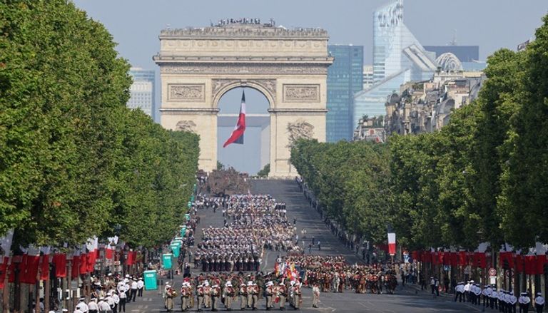ماكرون في عيد فرنسا.. رسائل السياسة تطغى على «العرض الأخير» - صورة 1