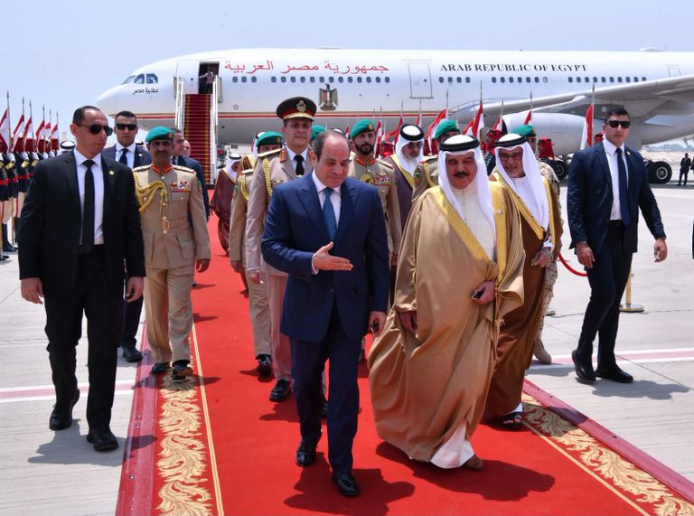 السيسي وعاهل البحرين يؤكدان ضرورة وقف الهجمات الإيرانية وتهديدات الملاحة - صورة 1