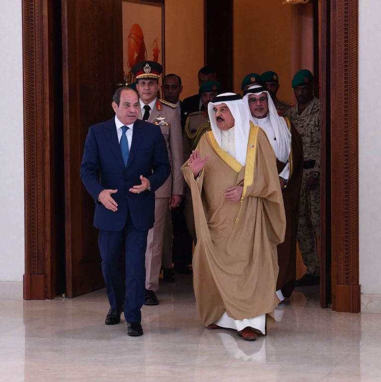 السيسي وعاهل البحرين يؤكدان ضرورة وقف الهجمات الإيرانية وتهديدات الملاحة - صورة 2