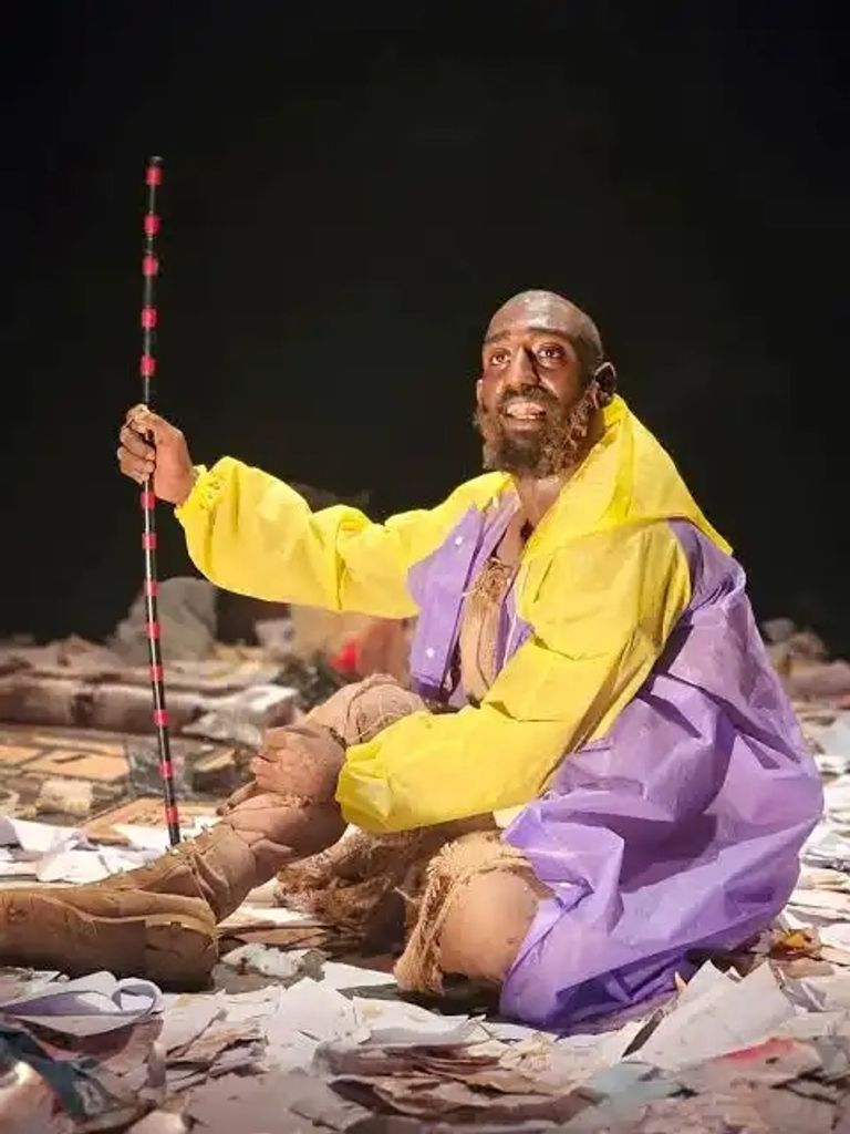 &laquo;المدعو صدفة&raquo;.. عرض بحريني يستكشف وجع الحروب عبر أداء ممثل واحد - صورة 1