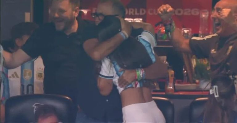 بعد ليلة درامية أمام إنجلترا.. سر انهيار زوجة ميسي من البكاء قبل نهائي المونديال - صورة 1