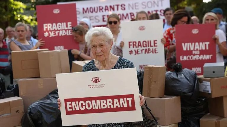 فرنسا تقر قانون القتل الرحيم بعد سنوات من الجدل.. تعرف على أبرز بنوده - صورة 1
