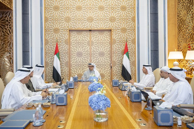منصور بن زايد يقر خطة للذكاء الاصطناعي وعقد أول مؤتمر للاستقرار المالي - صورة 1