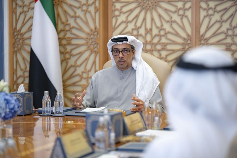 منصور بن زايد يقر خطة للذكاء الاصطناعي وعقد أول مؤتمر للاستقرار المالي - صورة 2