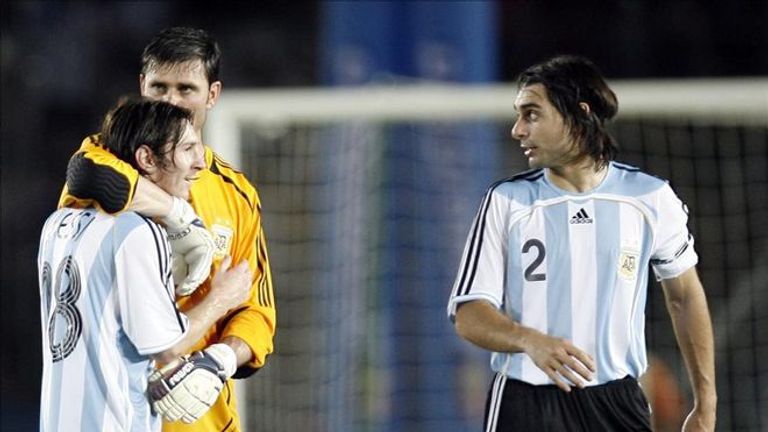 ليونيل ميسي وروبيرتو أيالا بفارق 31 سنة.. أكبر وأصغر زملاء ميسي في كأس العالم عبر 20 عاما - صورة 1