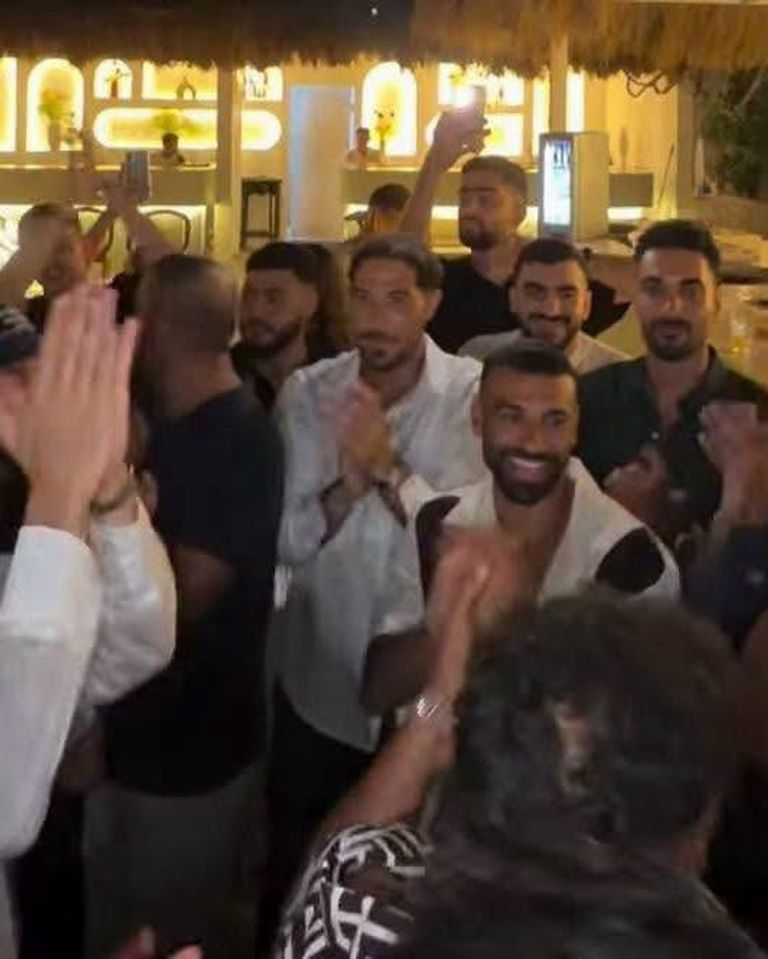 رقصة صلاح تخطف الأنظار.. لقطات من عقد قران مصطفى شوبير (فيديو) - صورة 5