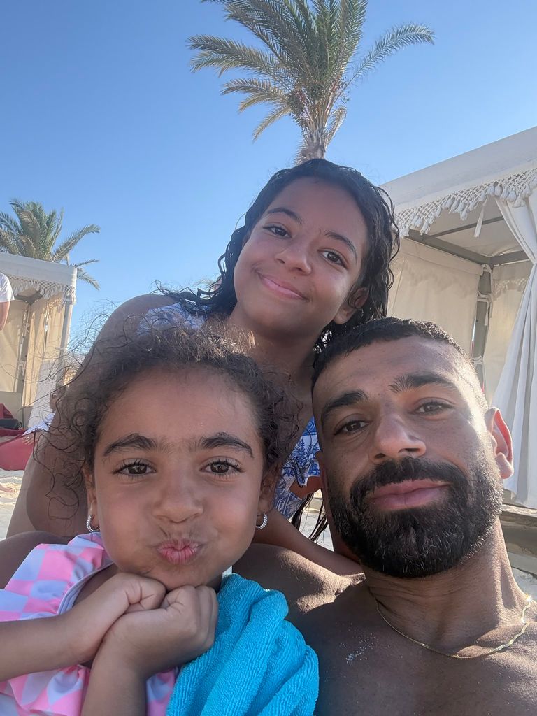 محمد صلاح مع كيان ومكة متجاهلاً شائعات مستقبله.. صلاح يستمتع مع عائلته في الساحل الشمالي - صورة 1