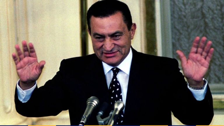 الرئيس المصري الراحل محمد حسني مبارك ميرفت التلاوي.. وزيرة مصرية سابقة تكشف عن مصير أموال التأمينات في «عهد مبارك» - صورة 1