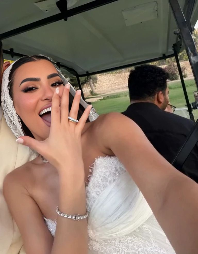 زفاف فرح نوفل كارمن سليمان تشارك شقيقتها فرح نوفل فرحة الزفاف في احتفال عائلي - صورة 1