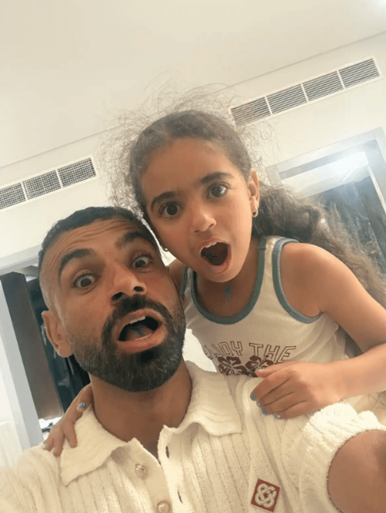 مع ابنتيه مكة وكيان .. صور محمد صلاح بعيدا عن ضغوط الملاعب تثير الجدل - صورة 2