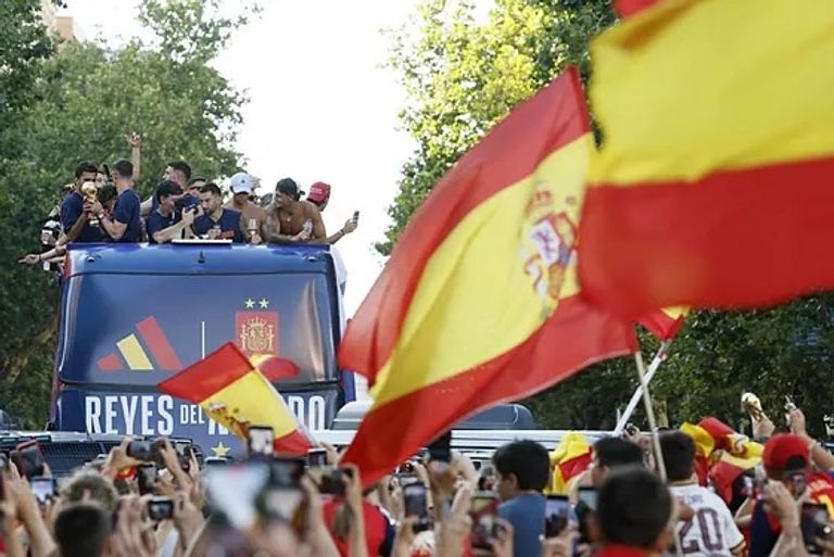 احتفالات منتخب إسبانيا مليونية في مدريد.. احتفال استثنائي بأبطال العالم (فيديو) - صورة 2