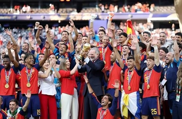 حضور ملكي في نهائي كأس العالم 2026 ولية عهد إسبانيا تتألق في نهائي مونديال 2026 بإطلالة مستوحاة من ألوان المنتخب - صورة 2