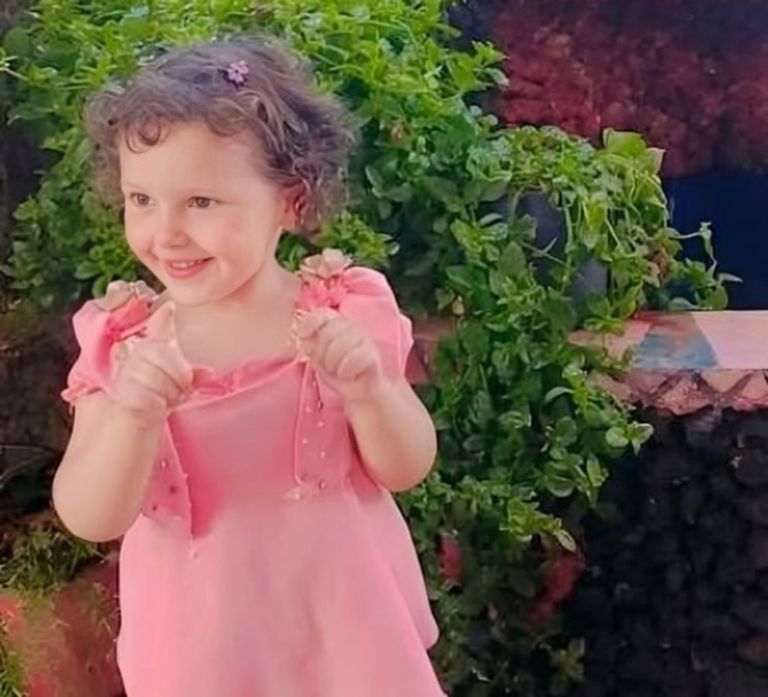الطفلة فرح عمار الحمود مأساة فرح.. "مستودع تبن" يفجع السوريين بوفاة طفلة - صورة 1