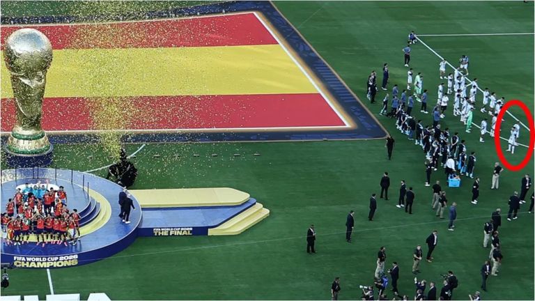 عكس زملائه.. من هو لاعب الأرجنتين الذي شاهد تتويج إسبانيا بكأس العالم؟ - صورة 1