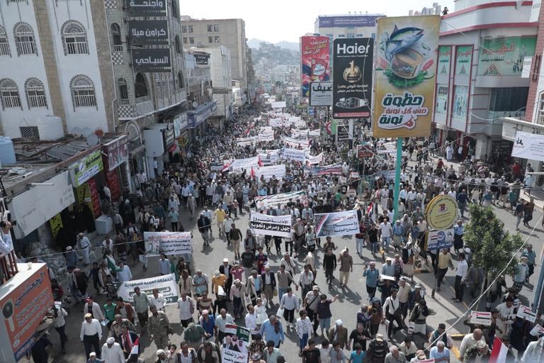 الآلاف في تعز يطالبون بإنهاء الانقلاب الحوثي.. احتجاجات لكسر الحصار - صورة 1