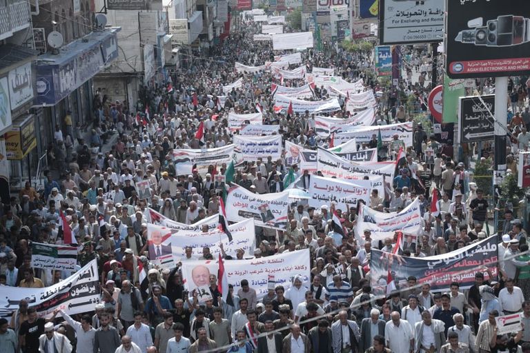 الآلاف في تعز يطالبون بإنهاء الانقلاب الحوثي.. احتجاجات لكسر الحصار - صورة 2