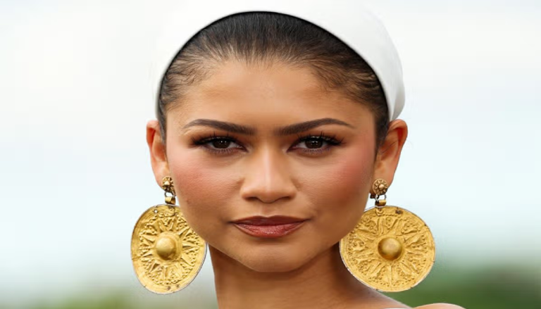 زيندايا بأقراط أثرية عمرها 3 آلاف عام زيندايا ترتدي كنزا أثريا في العرض الأول لـ«The Odyssey» (صور) - صورة 1