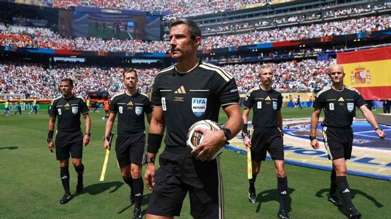 نذير شؤم ميسي.. اعتزال حكم نهائي كأس العالم 2026 - صورة 1