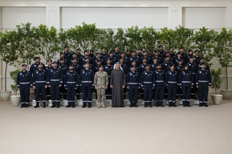 محمد بن زايد يستقبل فريق الإمارات للبحث والإنقاذ ويشيد بجهوده الإنسانية العالمية - صورة 1