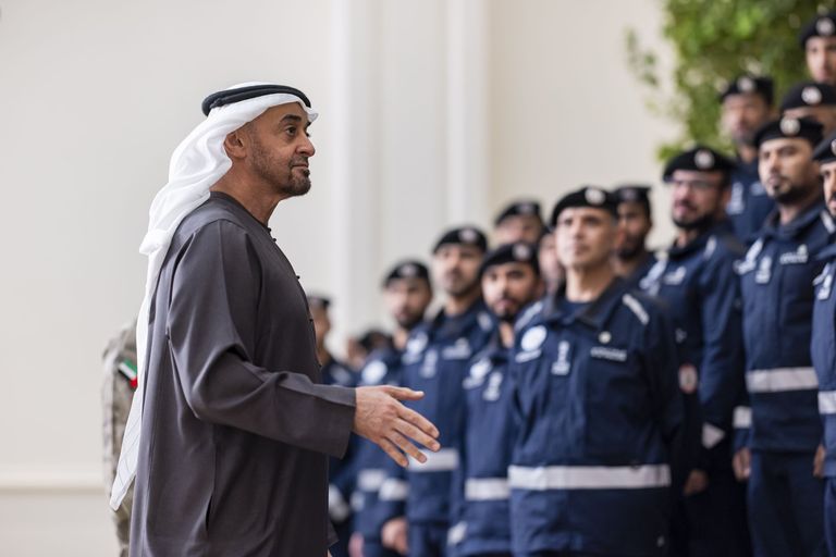 محمد بن زايد يستقبل فريق الإمارات للبحث والإنقاذ ويشيد بجهوده الإنسانية العالمية - صورة 2