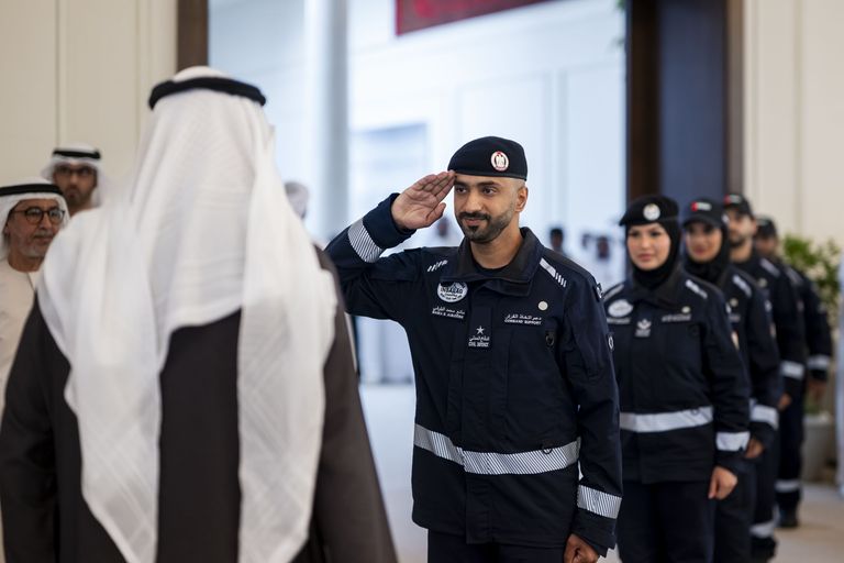 محمد بن زايد يستقبل فريق الإمارات للبحث والإنقاذ ويشيد بجهوده الإنسانية العالمية - صورة 3