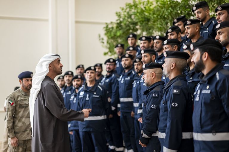 محمد بن زايد يستقبل فريق الإمارات للبحث والإنقاذ ويشيد بجهوده الإنسانية العالمية - صورة 4