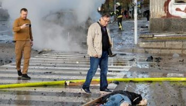 جثة هامدة بعد القصف الروسي على كييف - رويترز