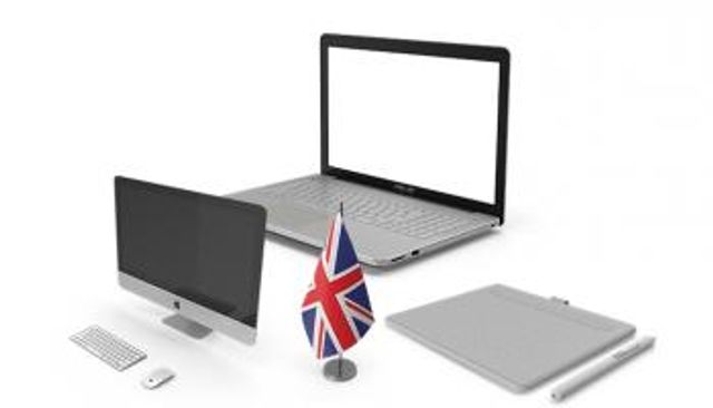 متسوقون يعبرون الطريق في أكسفورد سيركس وسط لندن - رويترز