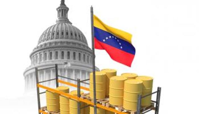 عامل يجمع عينة نفط في بئر تديره شركة النفط الفنزويلية الحكومية - رويترز