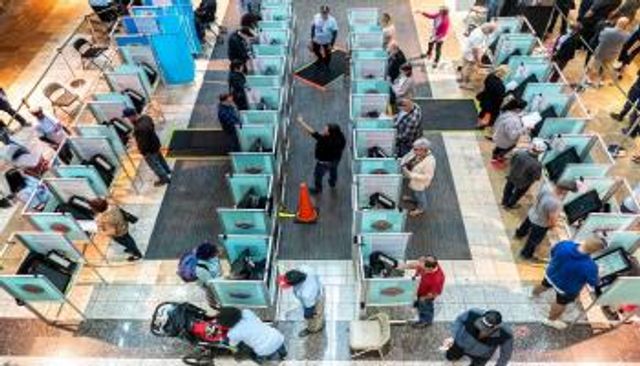 ناخبون أمريكيون يدلون بأصواتهم- أرشيفية