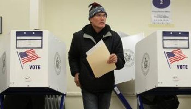 ناخب أمريكي في مركز اقتراع في انتخابات سابقة