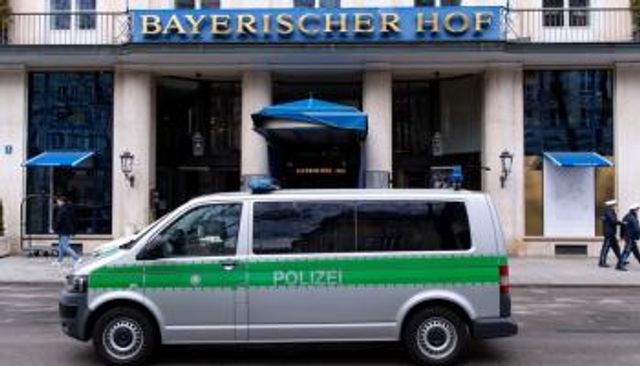 سيارة شرطة أمام مقر انعقاد المؤتمر