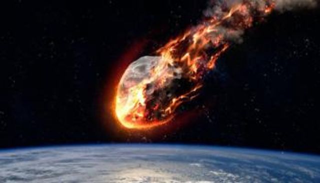 النيازك تصطدم بالقمر يومياً