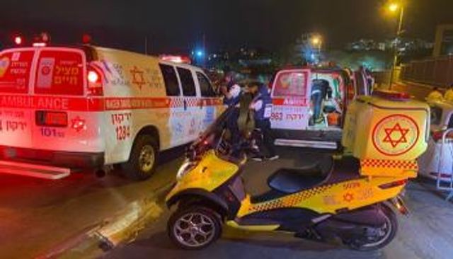 أطقم نجمة داوود تسعف المصابين بموقع الحادث