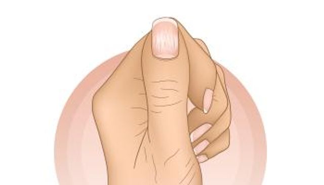 أسباب ظهور بقع بيضاء على الأظافر 