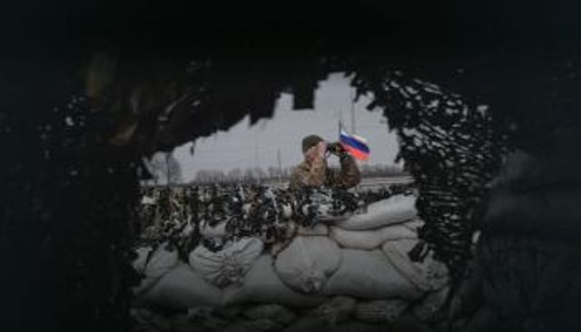 روسيا تستعد لتطويق قاعدة قوات الدفاع الأوكرانية في الشرق