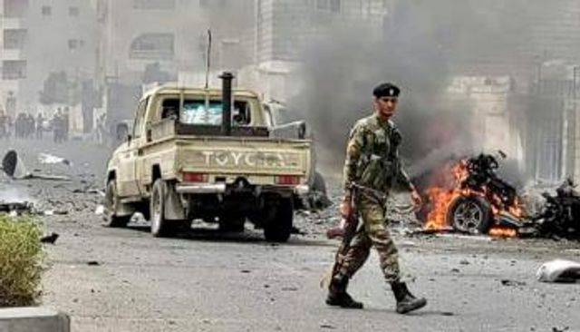 صورة تظهر تضرر دورية عسكرية كانت تقل الجنود المرافقين للمسؤول الأمني