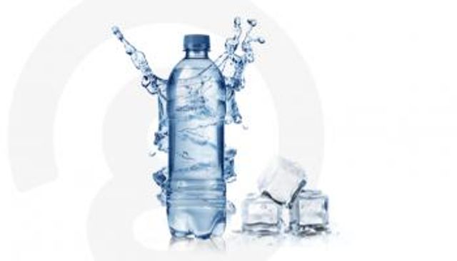 شرب الماء المثلج في الحر.. مخاطر صحية