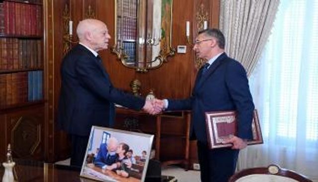 جانب من لقاء الرئيس قيس سعيد ووزير الداخلية شرف الدين