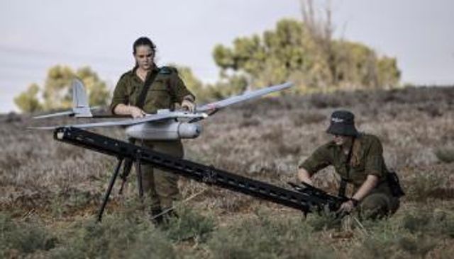 جنديتان إسرائيليتان مع طائرة مسيرة 