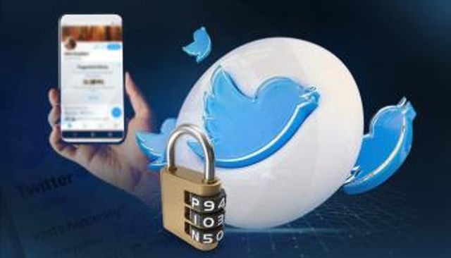 الملياردير الأمريكي إيلون ماسك وشعار شركة تويتر