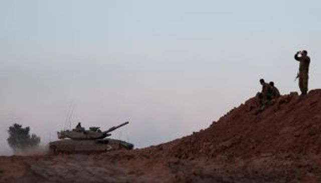 جنود إسرائيليون ودبابة في قطاع غزة - رويترز