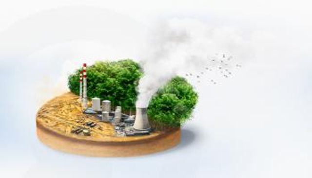 دخان يرتفع فوق مصنع عند غروب الشمس في بريطانيا - رويترز